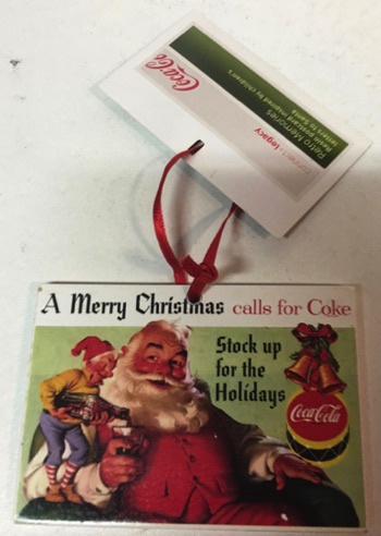 45181-1 € 10,00 coca cola ornament kerstman met kabouter.jpeg